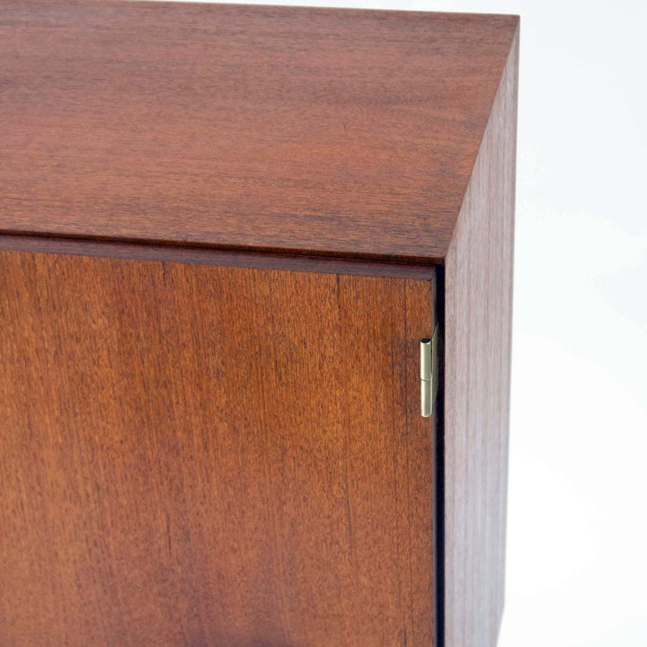 Massives Teak Sideboard, Detailansicht, Scharnier oben