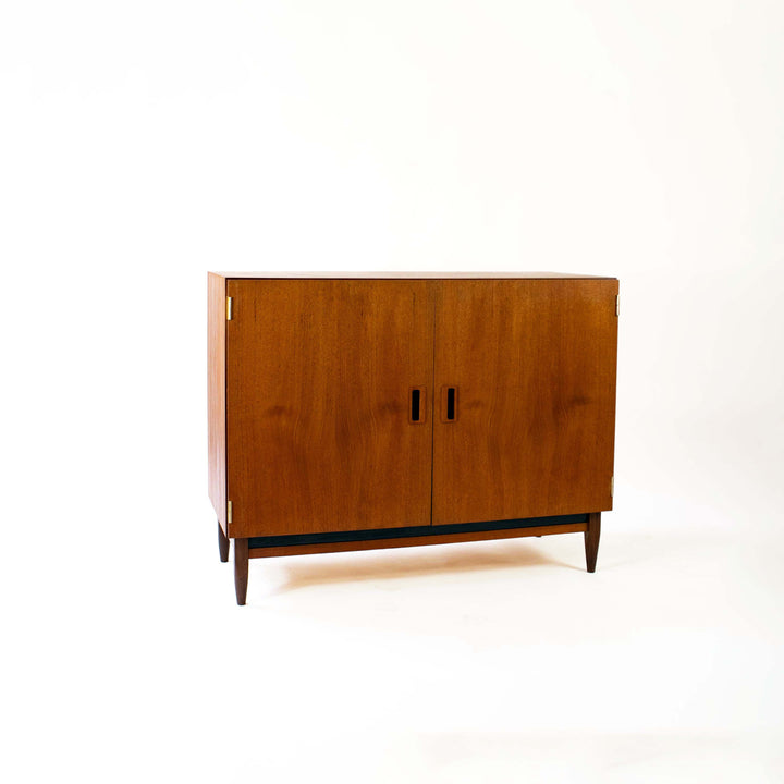 Massives Teak Sideboard, leicht schräg stehend