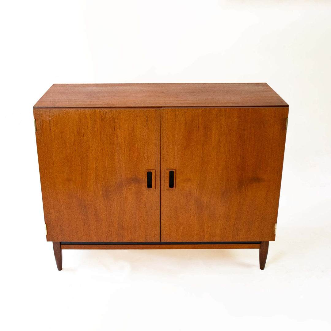 Massives Teak Sideboard, leicht schräg von oben-6