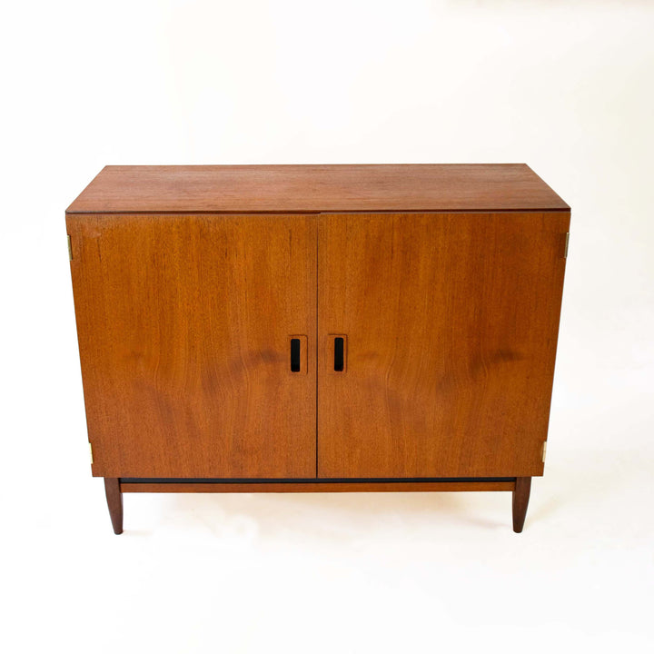 Massives Teak Sideboard, leicht schräg von oben-6