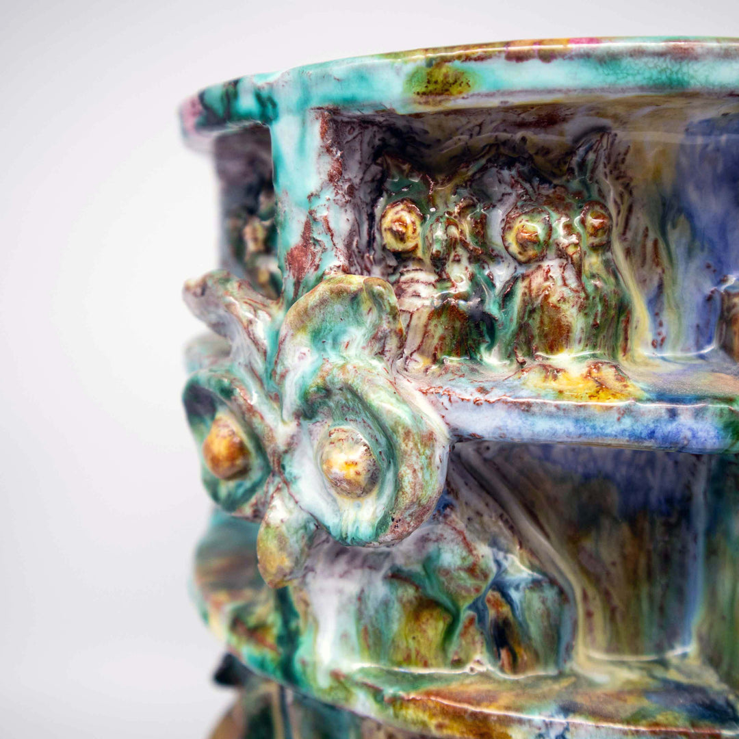 Monumentale Kunstkeramikvase mit umlaufendem Vogelrelief, Detailansicht Eule