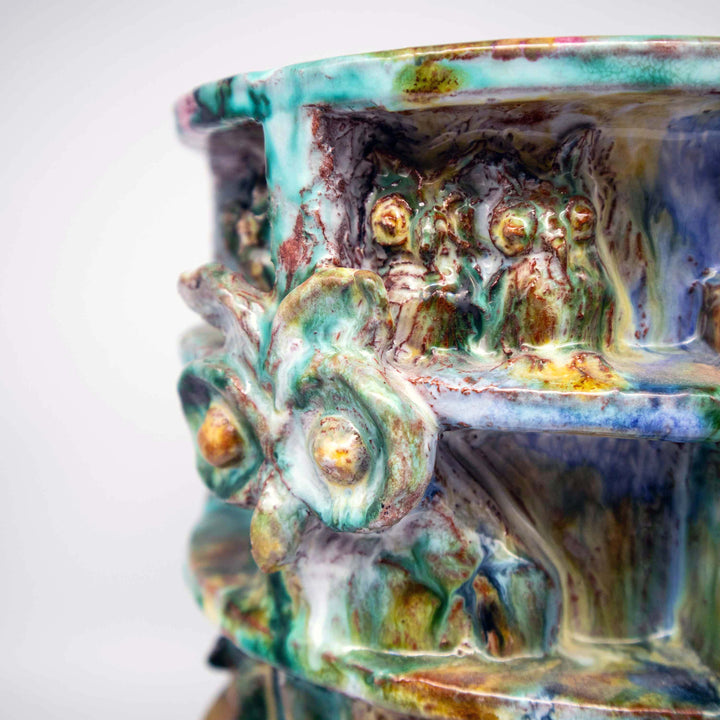 Monumentale Kunstkeramikvase mit umlaufendem Vogelrelief, Detailansicht Eule