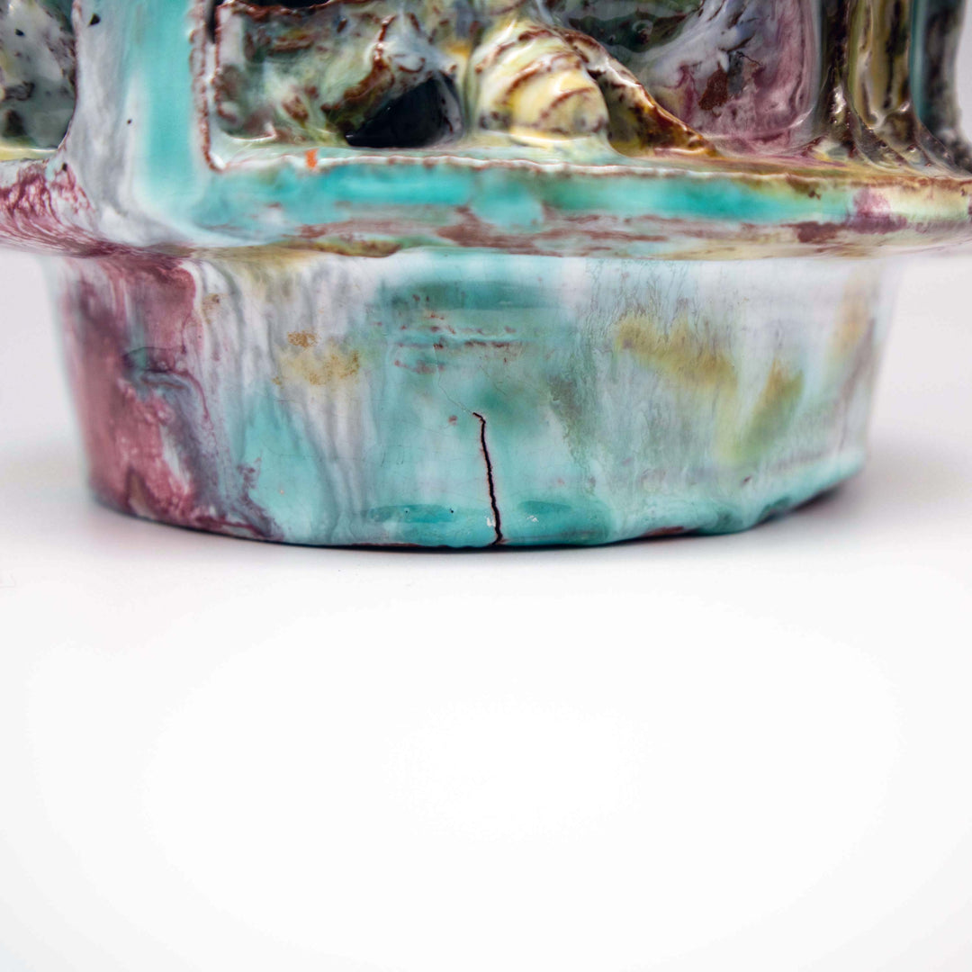 Monumentale Kunstkeramikvase mit umlaufendem Vogelrelief, Detailansicht Sprung