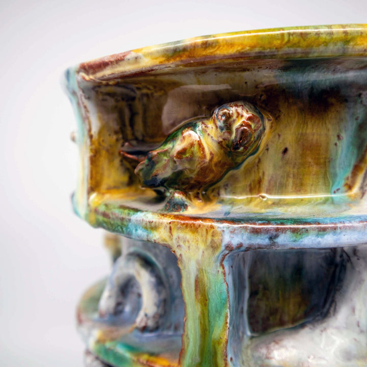 Monumentale Kunstkeramikvase mit umlaufendem Vogelrelief, Detailansicht kleinerVogel