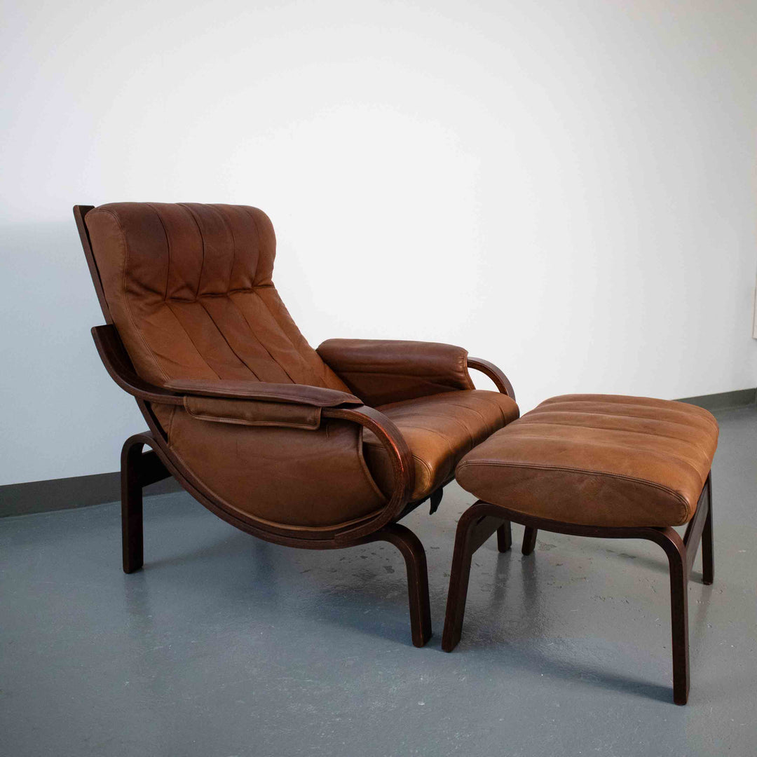 Orbit Lounge Sessel und Hocker von Ingmar Relling, leicht schräg stehend rechts
