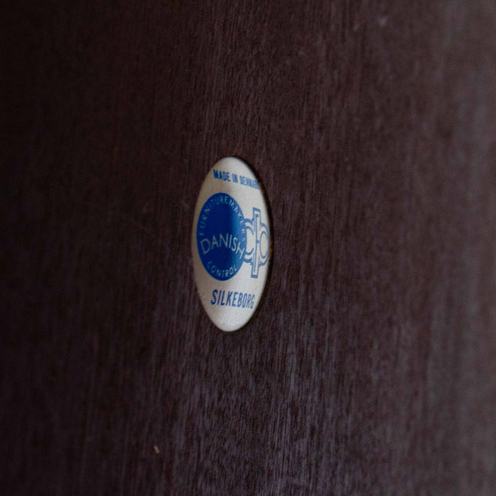 Palisander Servierwagen von Johannes Andersen für Silkeborg, Detailansicht Silkeborg Abzeichen