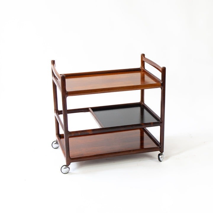 Palisander Servierwagen von Johannes Andersen für Silkeborg, leicht schräg stehend