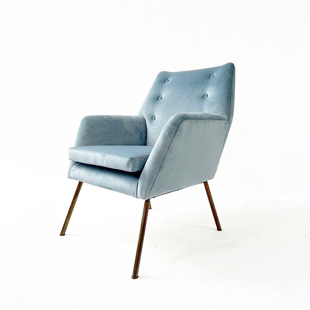 "Parlament" Fauteuil von Oskar Payer Decor, leicht schräg stehend von unten