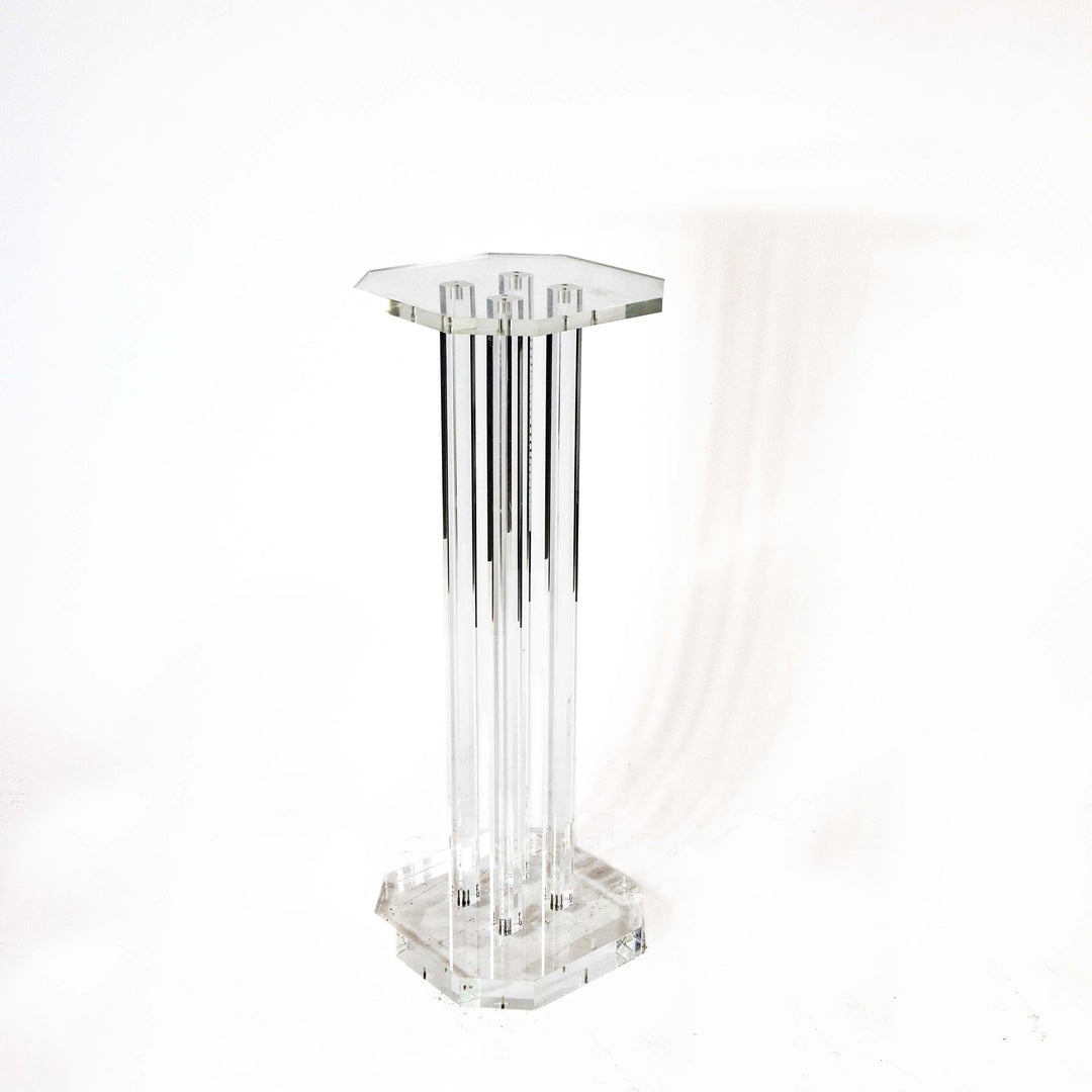 Plexiglas Säule, leicht schräg stehend