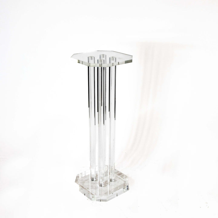 Plexiglas Säule, leicht schräg stehend
