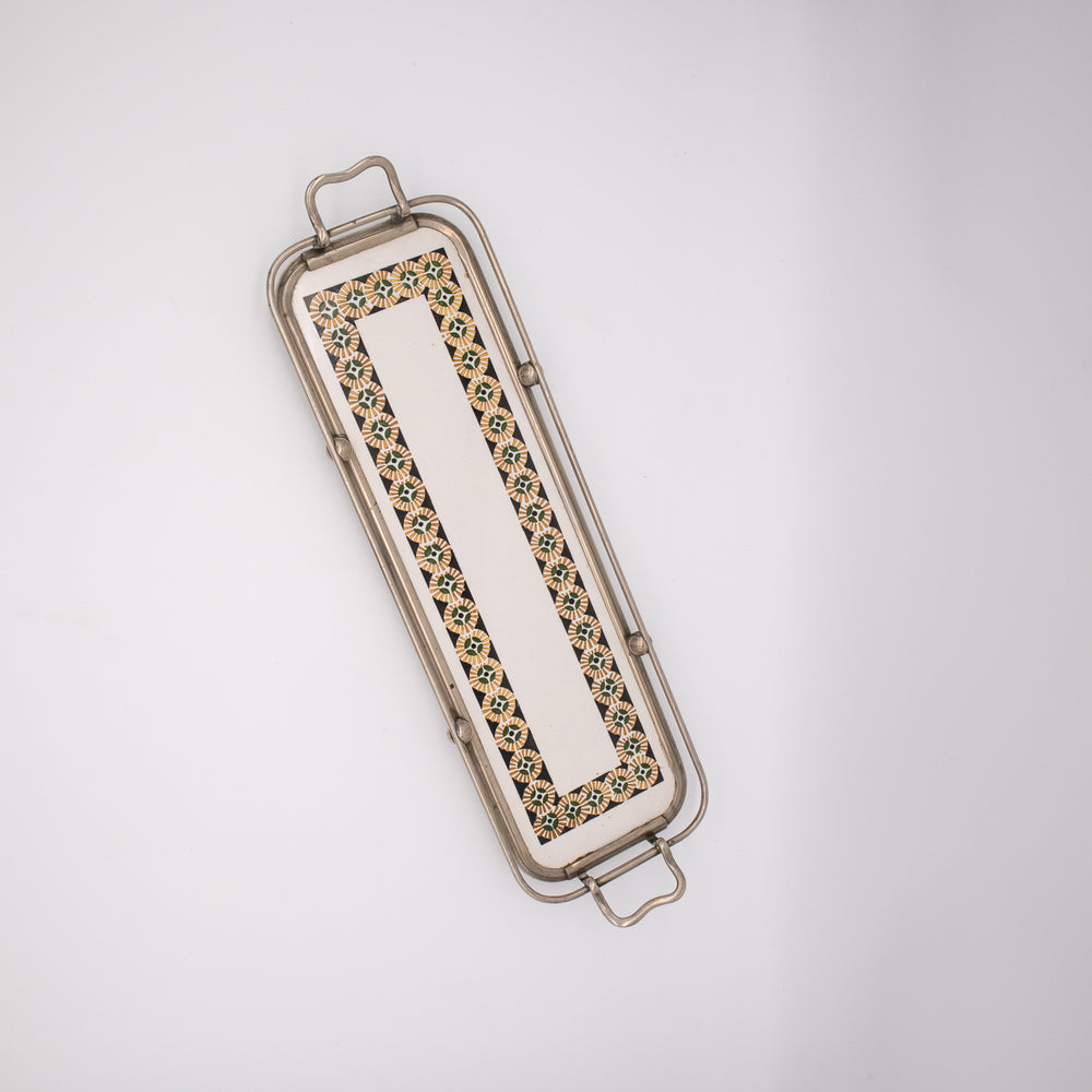 Handgemaltes Jugendstil Serviertablett, von oben fotografiert 