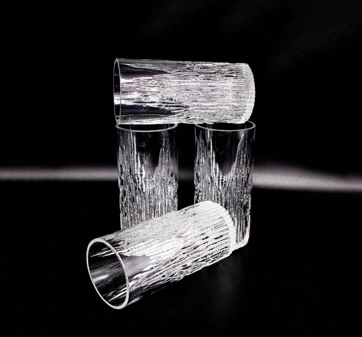 Set aus 4 Stück skandinavischen Strukturgläser, arrangiert