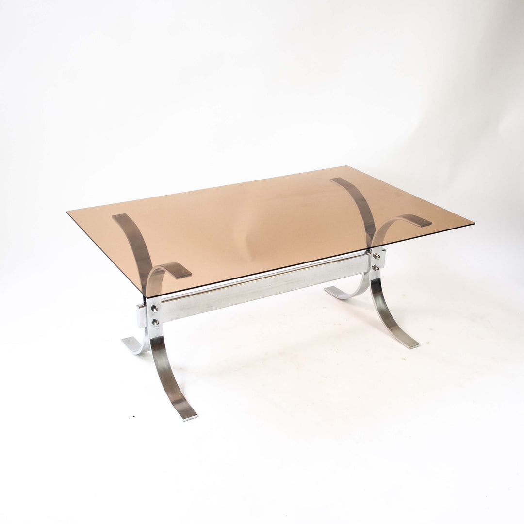 Vintage Space Age Couchtisch mit Chromgestell und Rauchglasplatte, leicht schräg stehend