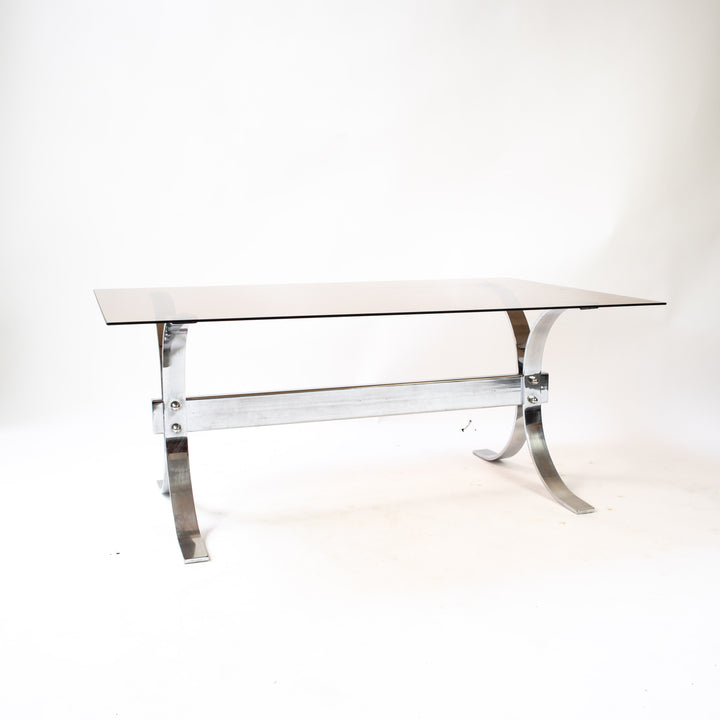 Space Age Couchtisch mit Chromgestell und Rauchglasplatte, leicht schräg stehend, Gestell im Fokus