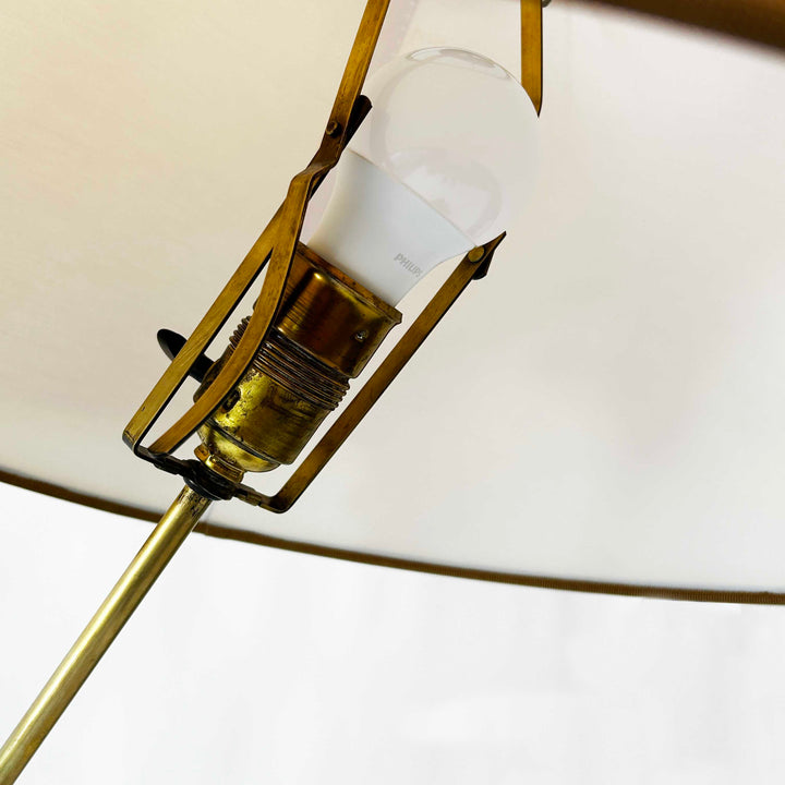 Stehlampe mit integriertem Beistelltisch aus den 1950er Jahren, Detailansicht Halterung Lampenschirm