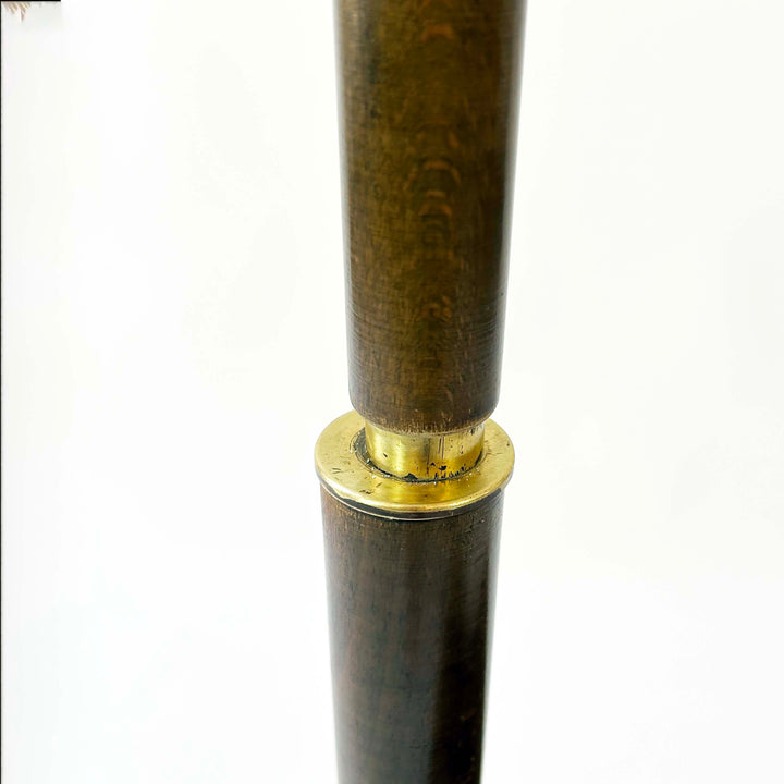 Stehlampe mit integriertem Beistelltisch aus den 1950er Jahren, Detailansicht Messingelement