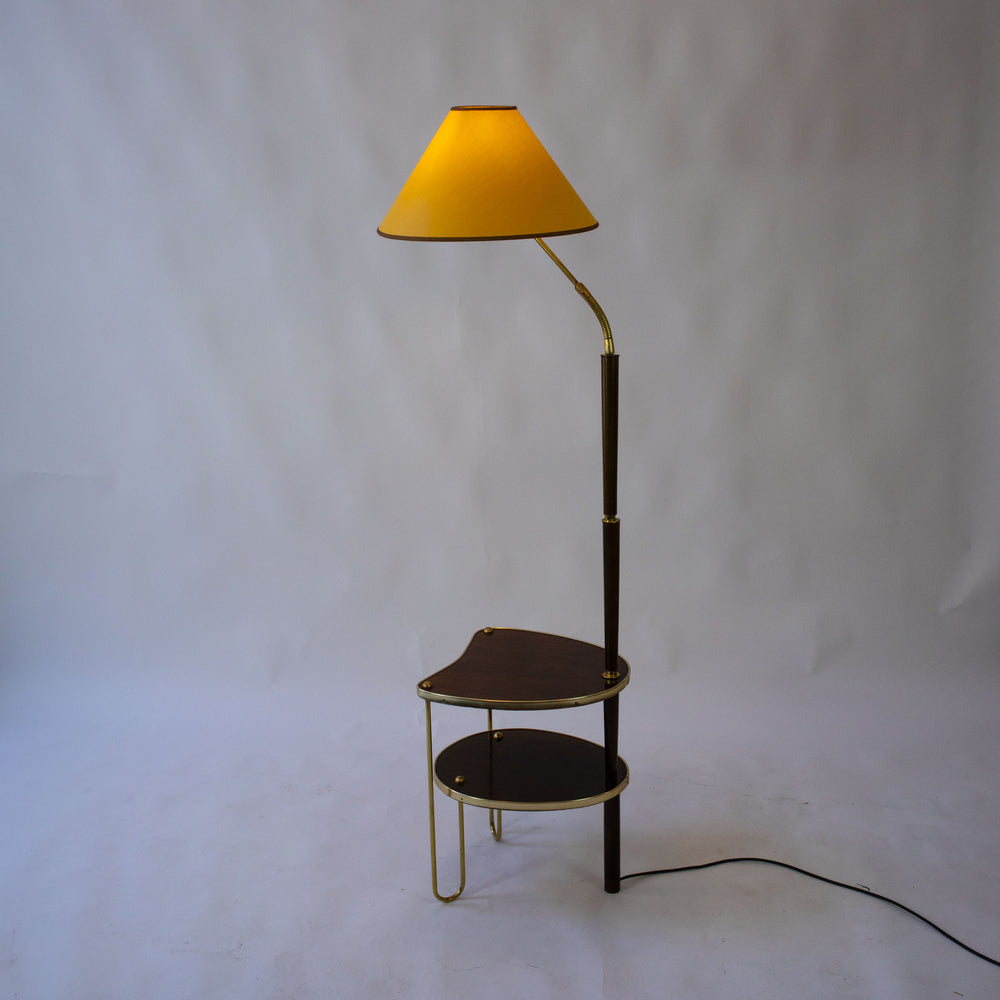 Stehlampe mit integriertem Beistelltisch aus den 1950er Jahren, eingeschaltet