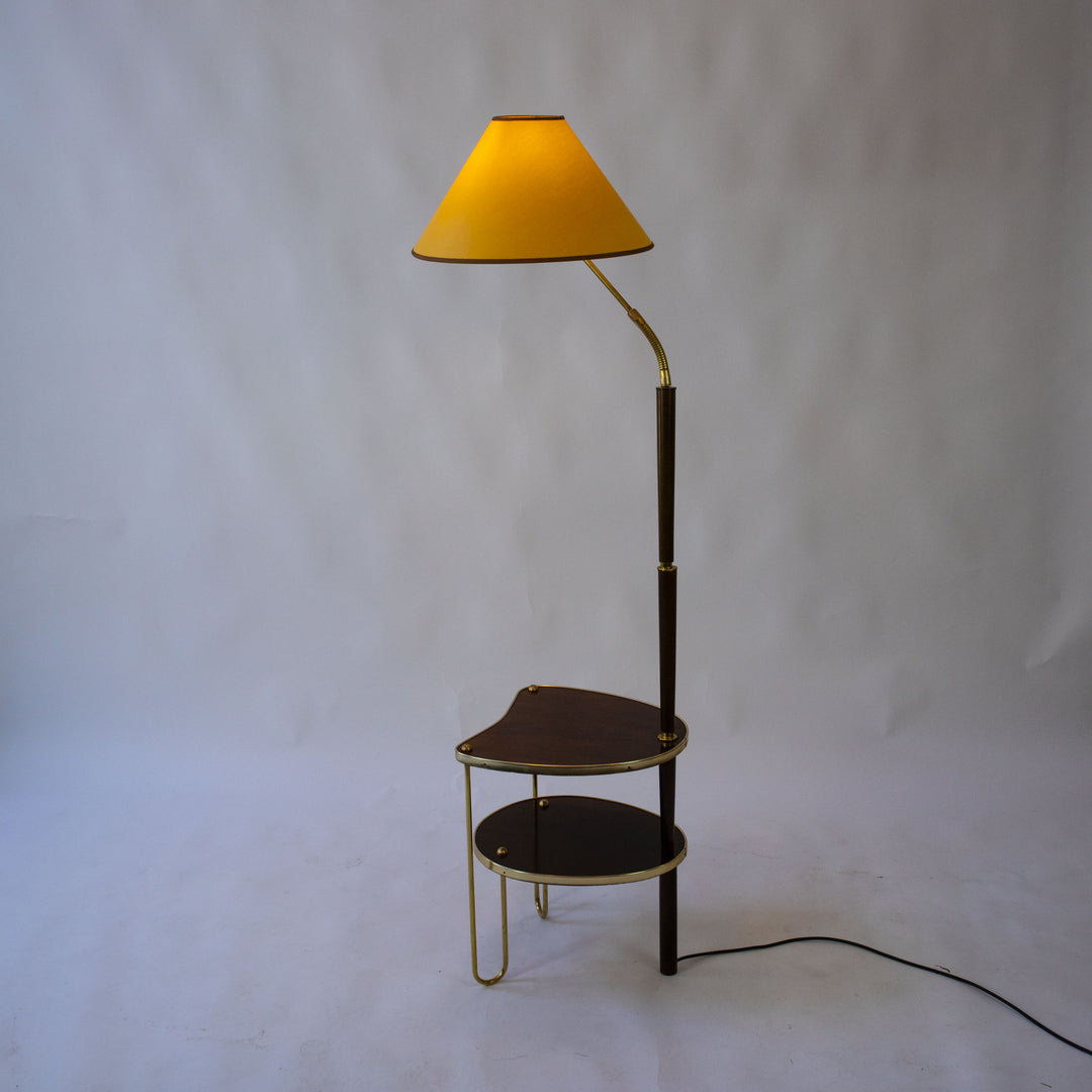 Stehlampe mit integriertem Beistelltisch aus den 1950er Jahren, eingeschaltet