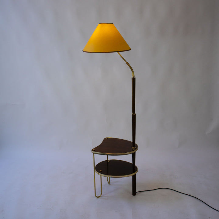 Stehlampe mit integriertem Beistelltisch aus den 1950er Jahren, eingeschaltet