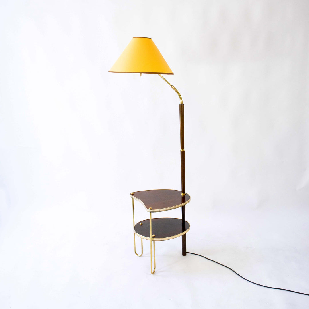 Stehlampe mit integriertem Beistelltisch aus den 1950er Jahren, leicht schräg stehend