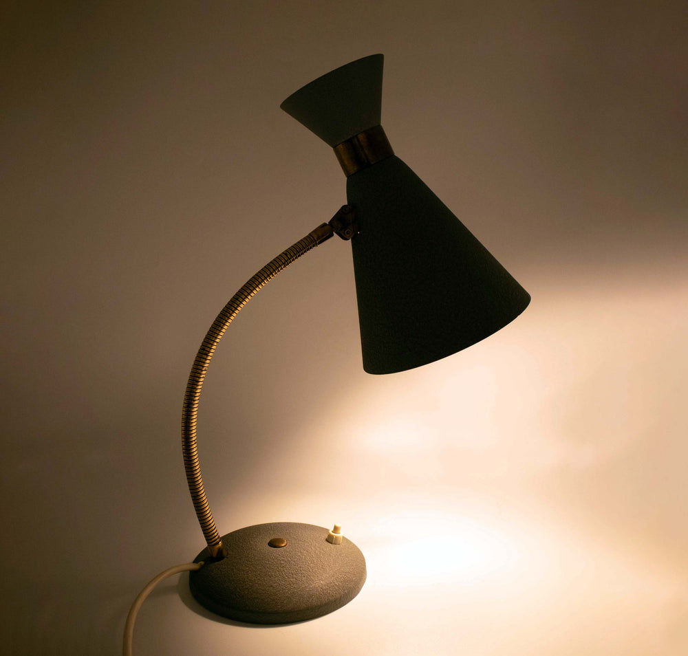 "Stil Novo" Tischlampe von Nikoll, Seitenansicht links, eingeschaltet