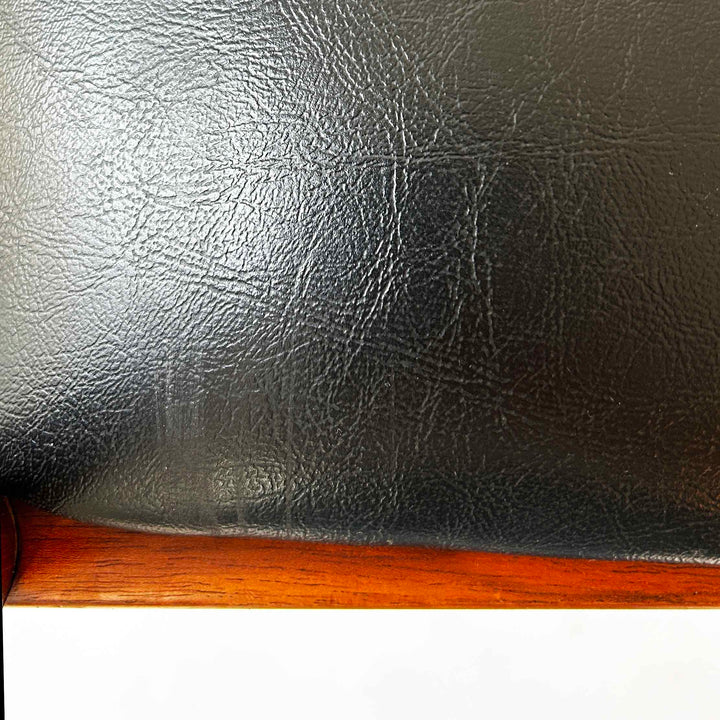 Stuhl Mod. 26 von Henry Kjaernulf für Korup Stolefabrik, Detailansicht Leder Fehlstelle