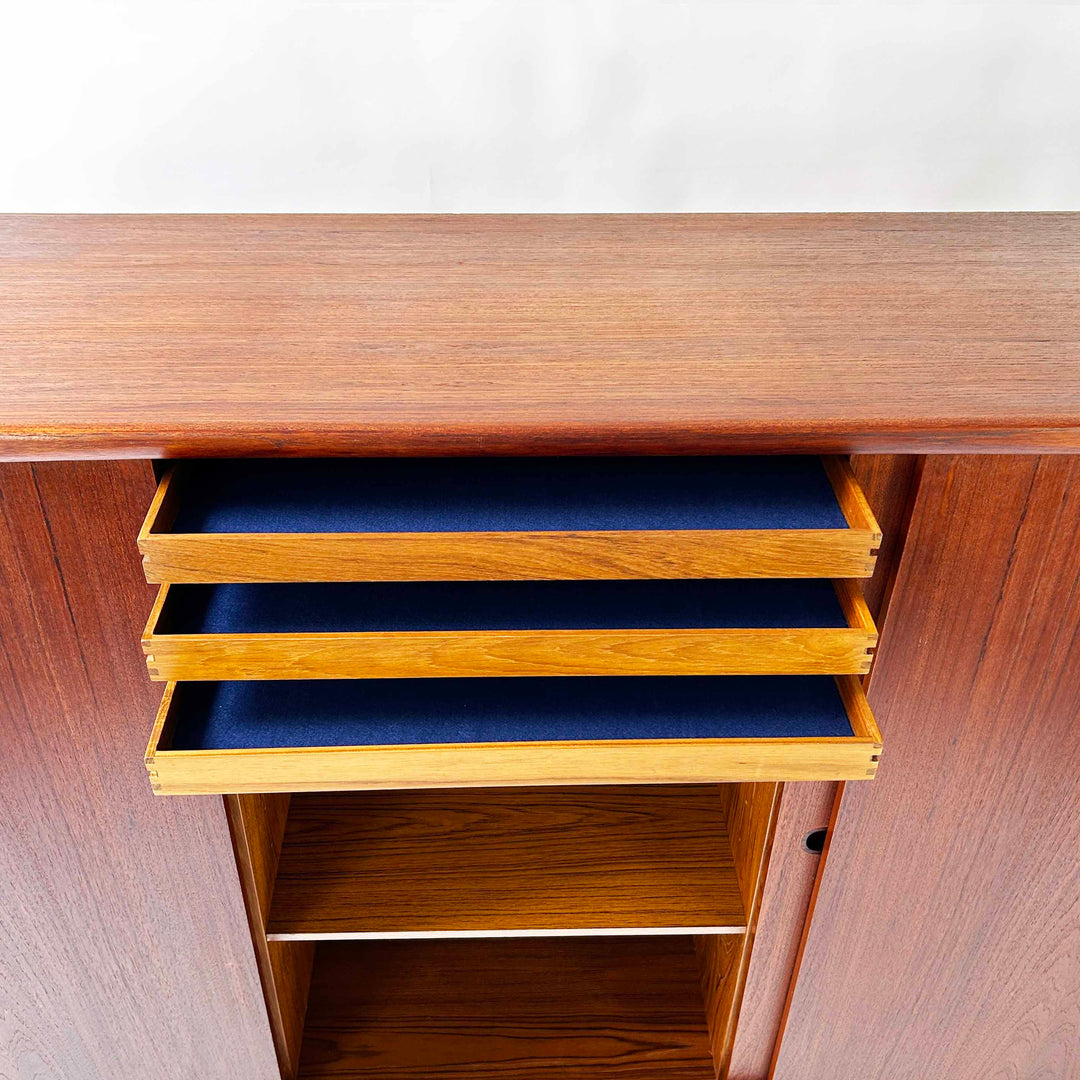 Teak Highboard von Harry Østergaard für Randers,  Detailansicht Schubladen