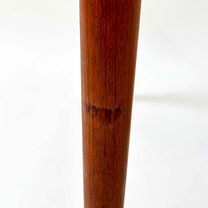 Teakhocker von Niels Otto Møller, Detailansicht Füße Fehlstelle