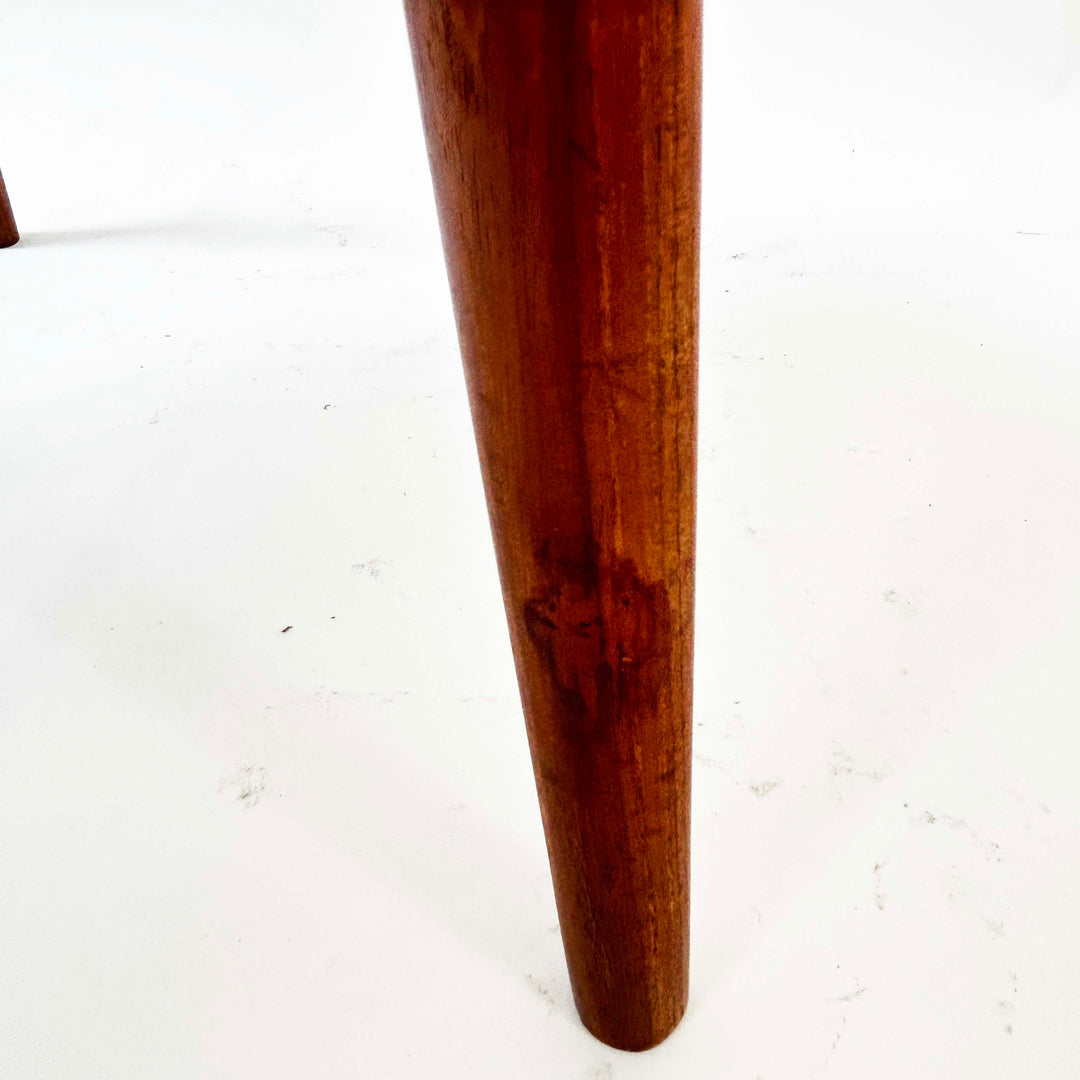 Teakhocker von Niels Otto Møller, Detailansicht Füße Fehlstelle 2