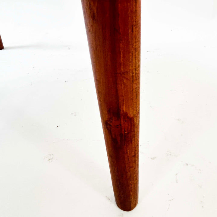 Teakhocker von Niels Otto Møller, Detailansicht Füße Fehlstelle 2