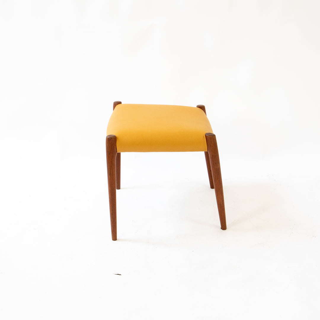 Teakhocker von Niels Otto Møller, Seitenansicht links