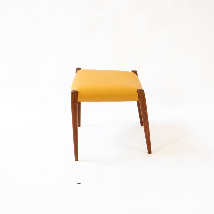 Teakhocker von Niels Otto Møller, Seitenansicht links