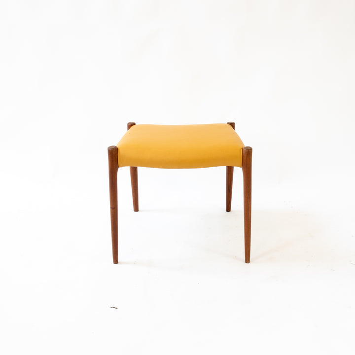 Teakhocker von Niels Otto Møller, Vorderseite