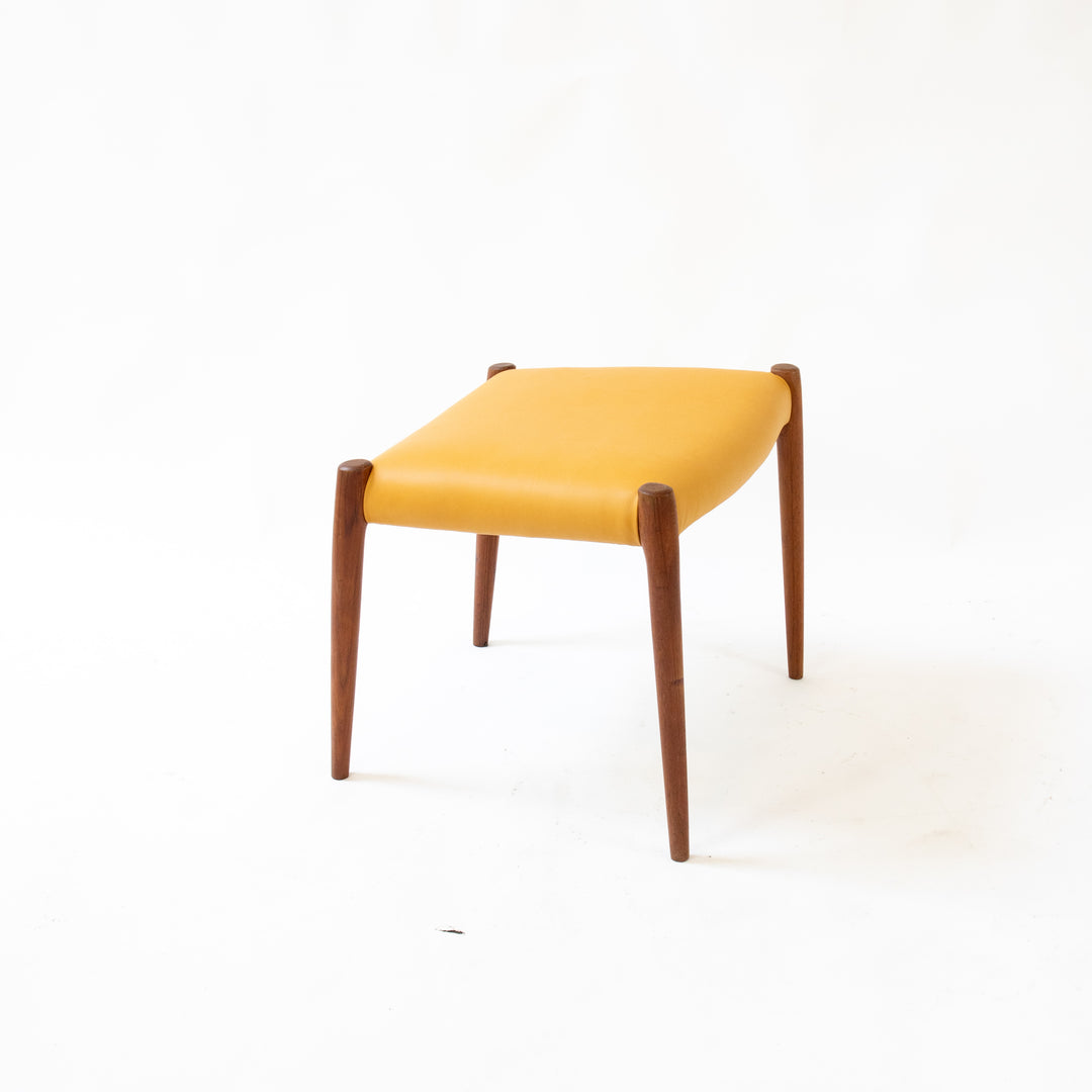 Teakhocker von Niels Otto Møller, leicht schräg stehend