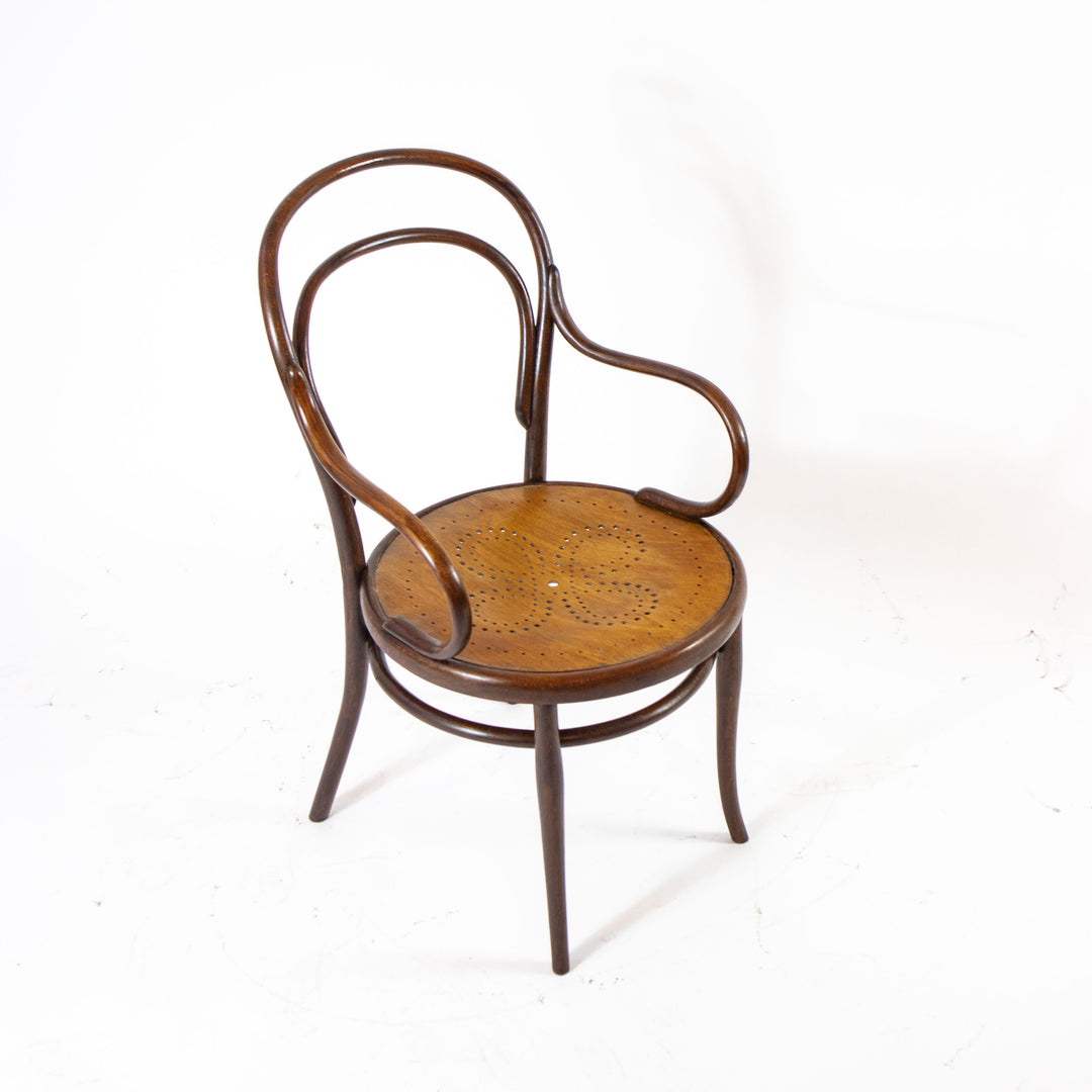 Thonet Armlehnstuhl Nr. 14, leicht schräg von oben