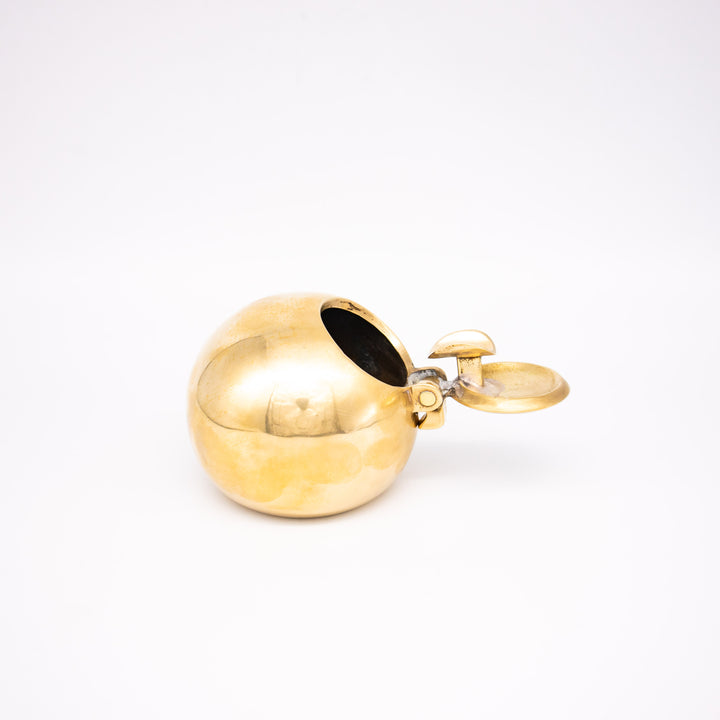 Valenti Kugel-Aschenbecher aus Messing, Seitenansicht links, geöffnet