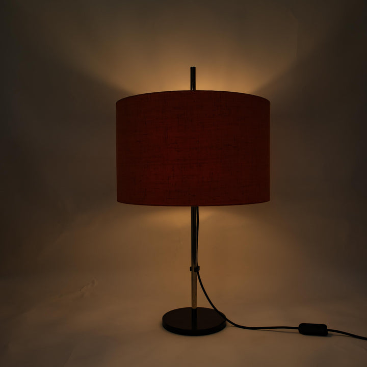 Vintage Höhenverstellbare Tischlampe von Staff L 400, angeschaltet