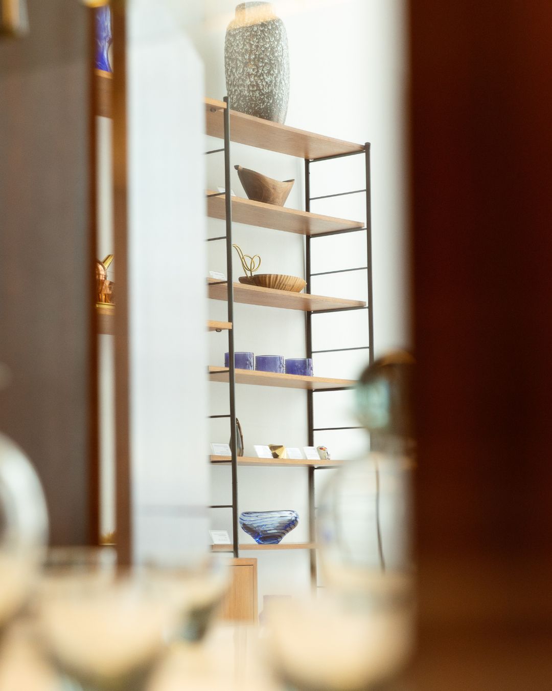 Vintage Möbel und Designobjekte im Tandlas Showroom in Wien