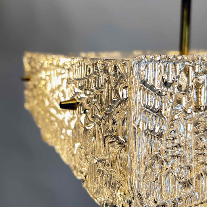 Vintage Quadratischer Eisglasluster von J.T. Kalmar, eingeschaltet Detail Glas