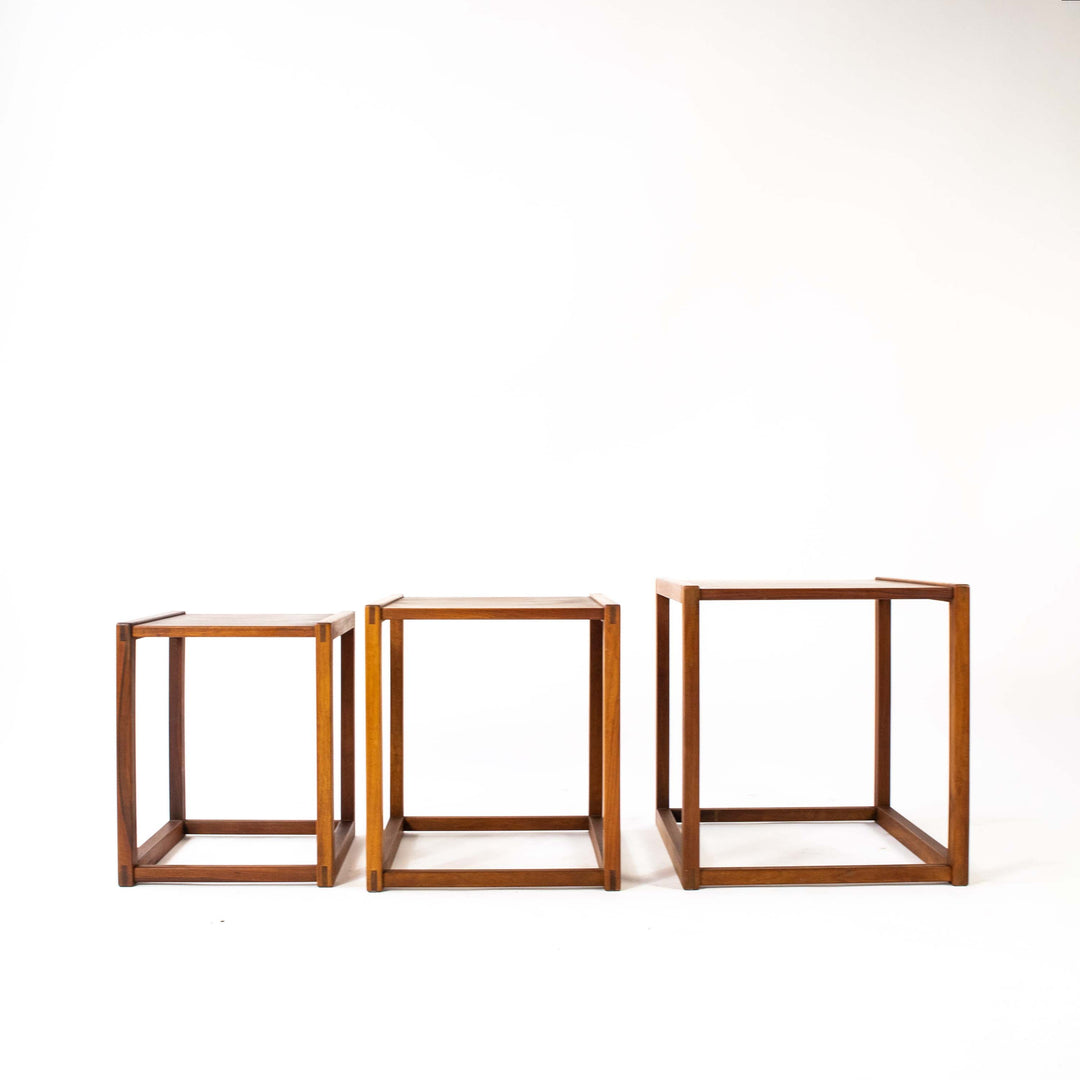Vintage Satztische "Modell 375" von Børge Mogensen für Fredericia, 3 Tische nebeneinander, Seitenansicht