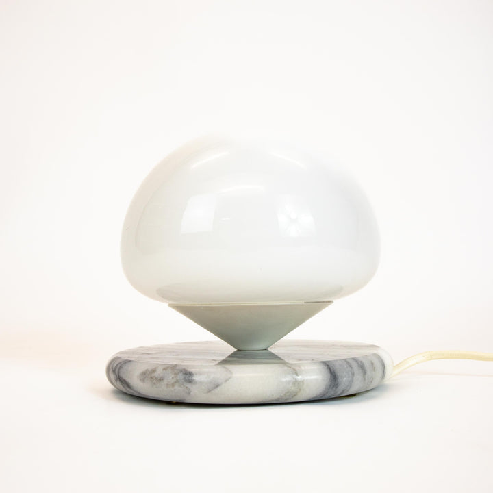 Vintage Space Age Optelma Tischlampe auf Marmorsockel, auf Augenhöhe