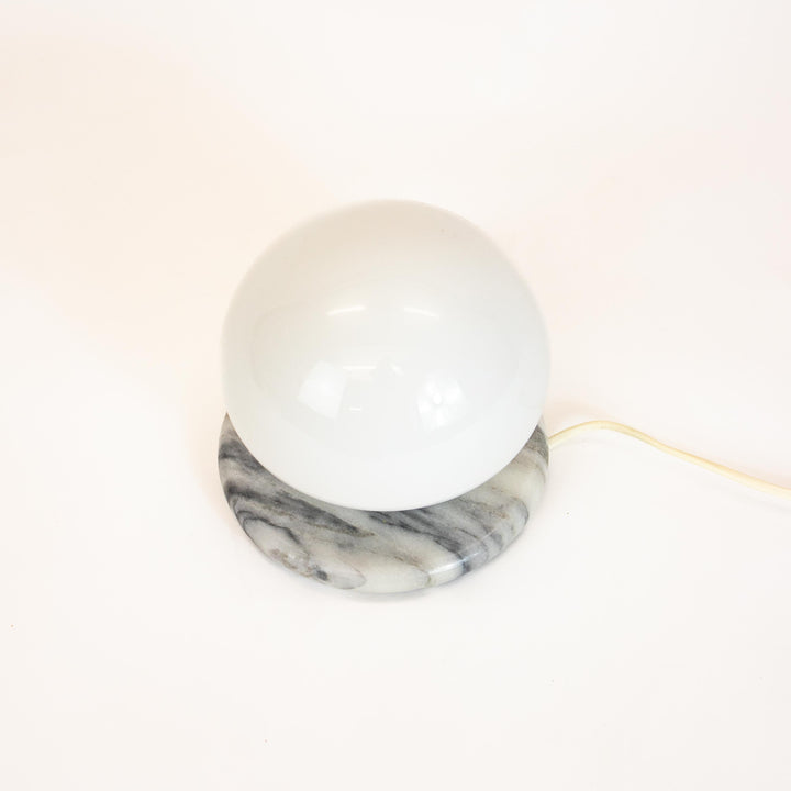Vintage Space Age Optelma Tischlampe auf Marmorsockel, von oben fotografiert