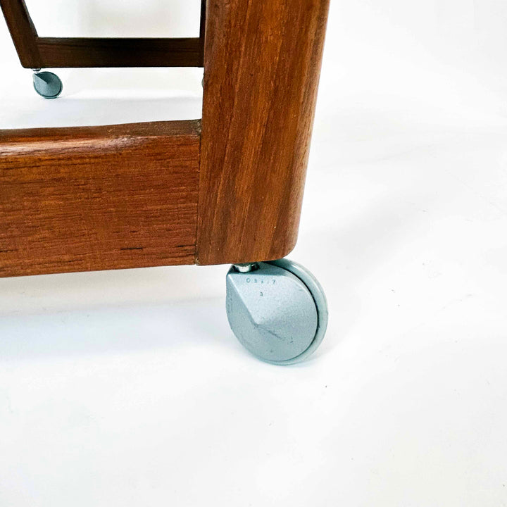 Vintage Teak Barwagen "Kubus" von Holger Georg Jensen, Detailansicht  Rad