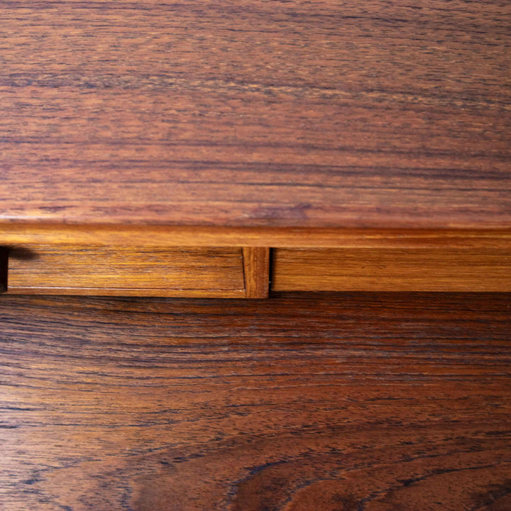 Vintage Teak Sekretär von Børge Lerche für Riis-Antonsen Møbelfabrik, Detailansicht Fehlstelle auf Platte oben
