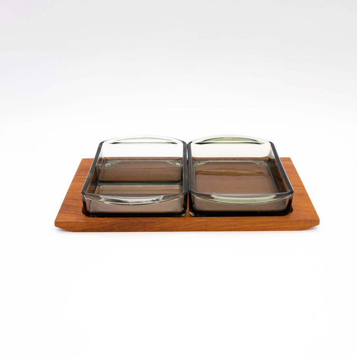 Zwei Vintage Servierschalen aus Rauchglas auf Holztablett, Seitenansicht
