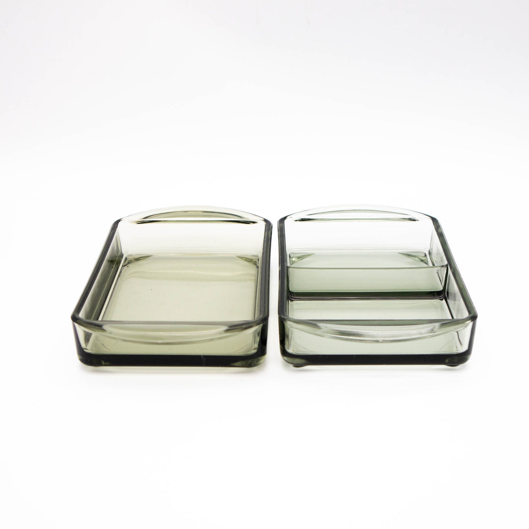 Zwei Vintage Servierschalen aus Rauchglas auf Holztablett, Servierschalen Vorderseite
