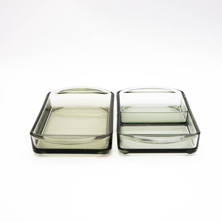 Zwei Vintage Servierschalen aus Rauchglas auf Holztablett, Servierschalen Vorderseite