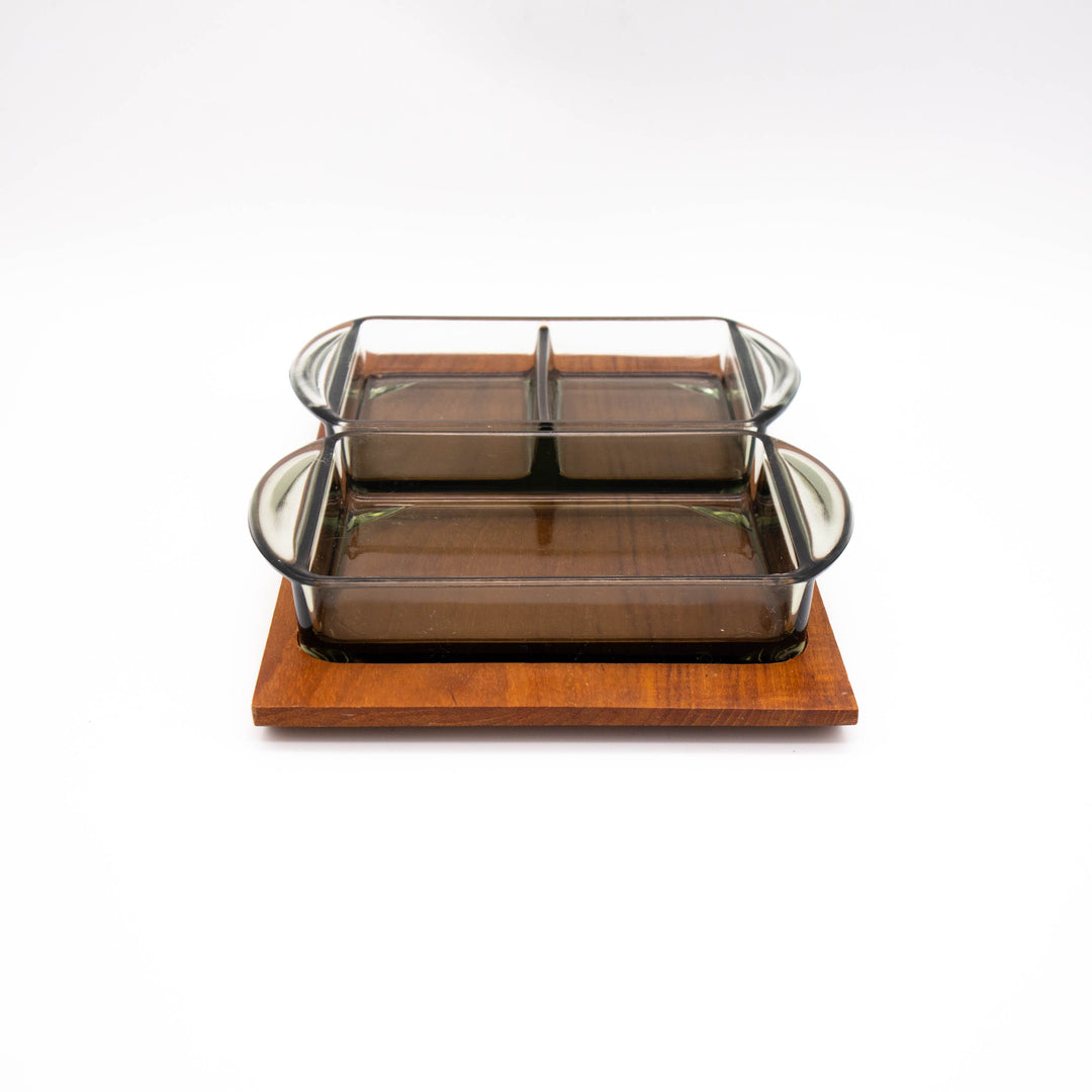 Zwei Vintage Servierschalen aus Rauchglas auf Holztablett, Vorderseite