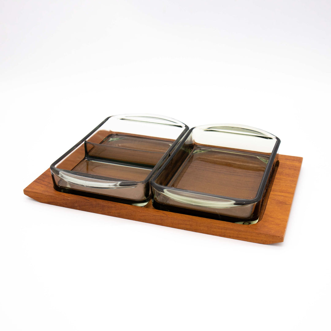 Zwei Vintage Servierschalen aus Rauchglas auf Holztablett, leicht schräg stehend