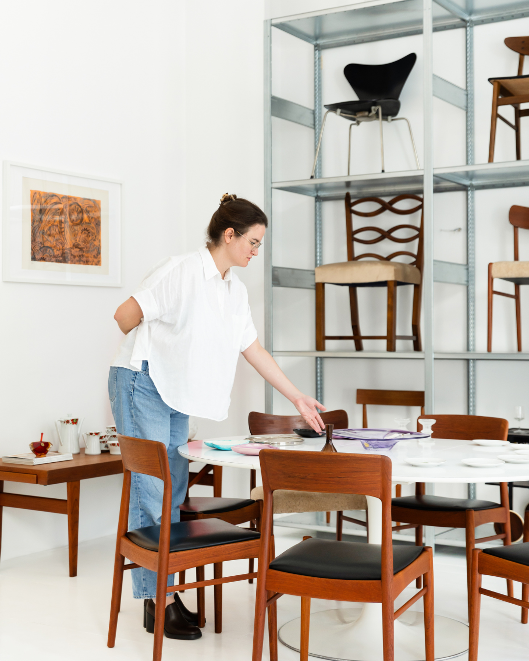 Elisabeth Souvan beim Arrangieren von Vintage Möbeln und Objekten im Tandlas Showroom in Wien